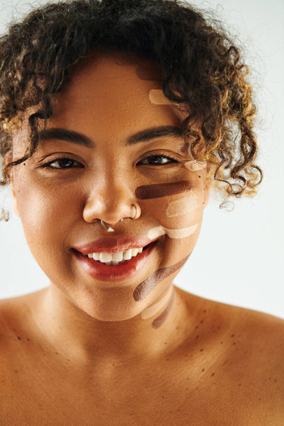 Femme afro-américaine avec maquillage, souriant joyeusement. - Photo, image