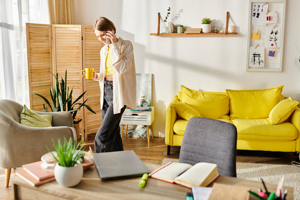 Een tienermeisje staat in een woonkamer naast een gele bank, bezig met e-learning met haar laptop. - Foto, afbeelding