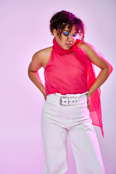 Donna afroamericana posa sorprendente in pantaloni bianchi, top rosa. - Foto, immagini