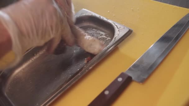 Металлический лоток с морепродуктами - приготовление осьминога на кухне ресторана - Кадры, видео