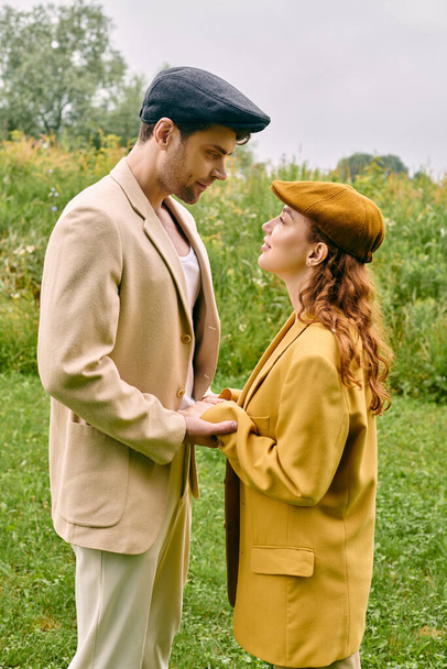 Ein Mann und eine Frau stehen liebevoll in einem üppigen Feld und genießen ein romantisches Date in einer ruhigen natürlichen Umgebung. - Foto, Bild