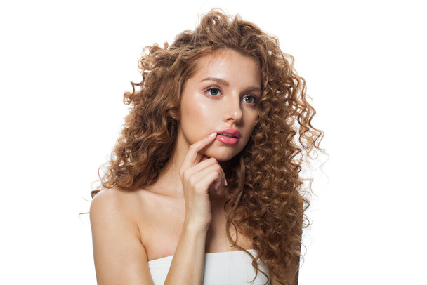 Мыслящая женщина. Молодая модель со здоровой кожей, длинными волосами и макияжем на белом фоне - Фото, изображение