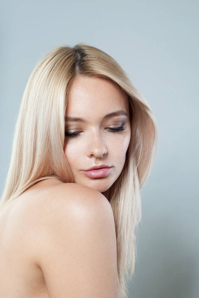 Прекрасний блондинка модель жінка портрет. Лікування обличчя, косметологія, концепція догляду за шкірою - Фото, зображення