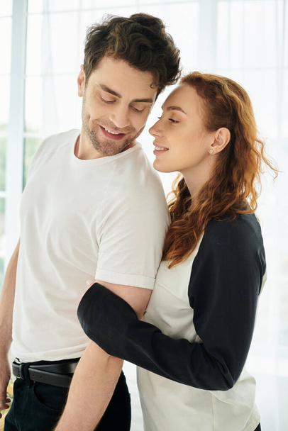 Un homme et une femme se tiennent l'un à côté de l'autre, exprimant intimité et connexion dans un moment tendre. - Photo, image