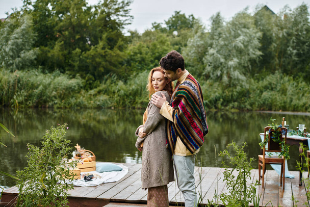 Mies ja nainen, pukeutunut boho tyyli vaatteita, syleillä rakkaudella laiturilla vihreässä puistossa romanttinen päivä. - Valokuva, kuva
