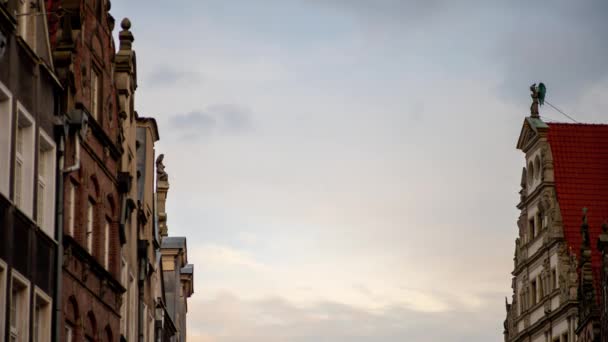 City time lapse nuages se déplaçant rapidement sur le ciel entre les bâtiments de style gothique vintage. Vacances et voyages, tourisme et tourisme concept - Séquence, vidéo