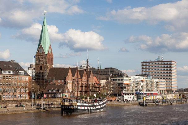 BREMEN, GERMANY - APR 5: Waterfront promenade at the Weser river in Bremen. April 5, 2015 in Bremen, Germany - Φωτογραφία, εικόνα