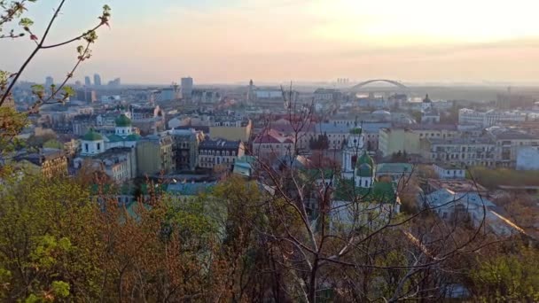 Salida del sol, Temprano en la mañana en la ciudad de Kiev tomada de la colina en Podil, Ucrania - Metraje, vídeo