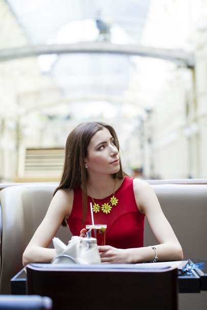  Beautiful brunette girl sitting in a coffee shop - Foto, Bild
