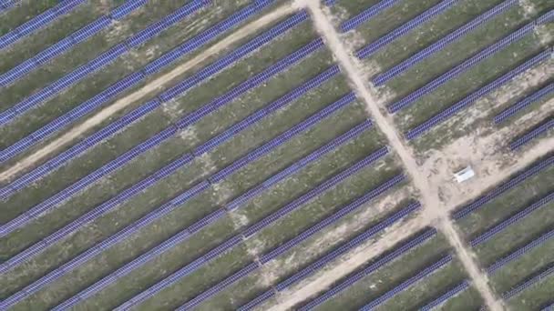 Vue depuis un quadcopter d'un champ de panneaux solaires un jour de printemps - Séquence, vidéo
