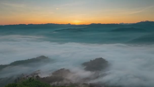 Güneş doğarken sis denizi üzerinde uçan yüksek hızlı hava aracı Gunung Silipat bakış açısı, Yala, Tayland - Video, Çekim