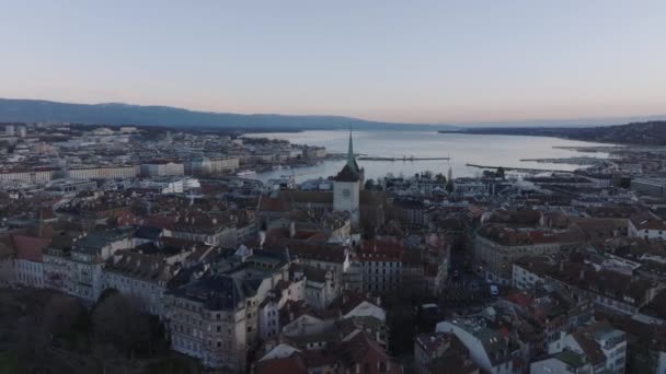 Krásný filmový záběr starého města s katedrálou sv. Petra a velkým jezerem v pozadí. Ranní letecký panoramatický výhled. Ženeva, Švýcarsko. - Záběry, video