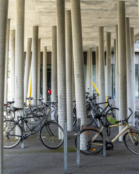 bicicletas estacionadas entre pilares de hormigón, Berlín, Alemania - Foto, imagen