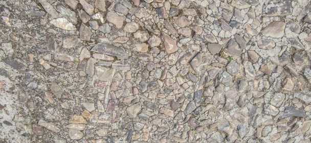 Kopfsteinpflaster aus Quarzit unzerstörten Steinen. Monumentale komplexe Straßenbeläge, Caceres, Spanien - Foto, Bild