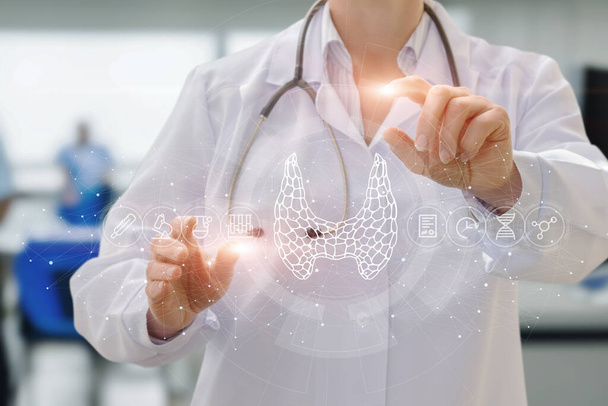 El médico utiliza una pantalla virtual para manipular la interfaz para examinar la tiroides. - Foto, Imagen
