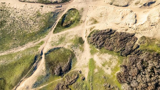Sandpfad in den Dünen in der Nähe des Strandes Sauzaie in Bretignolles sur Mer, Frankreich. Luftaufnahme per Drohne - Foto, Bild