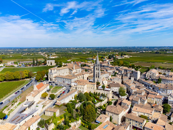 Légi kilátás zöld szőlőültetvények, régi házak és keskeny dombos utcák a középkori város St. Emilion, előállítása vörös Bordeaux bor cru osztályú szőlőültetvények Saint-Emilion bortermelő régió, Franciaország, Bordeaux - Fotó, kép