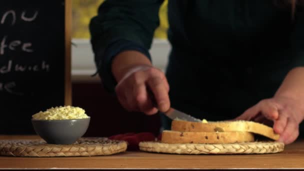 Kellnerin macht Sandwich im Café mittlere Zoomaufnahme selektiver Fokus - Filmmaterial, Video