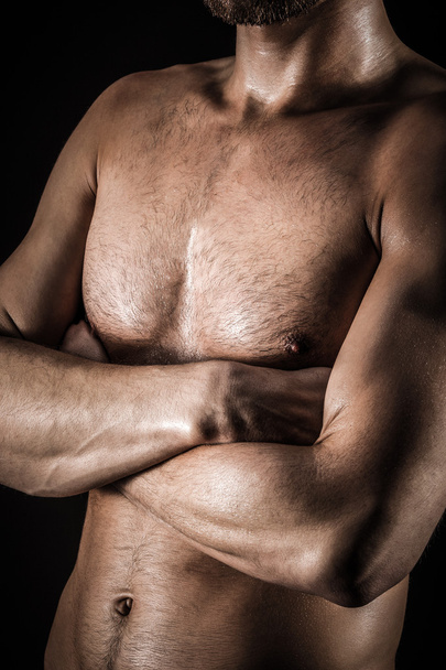 Ο μυώδης νεαρός σέξι γυμνός χαριτωμένος άντρας - Φωτογραφία, εικόνα