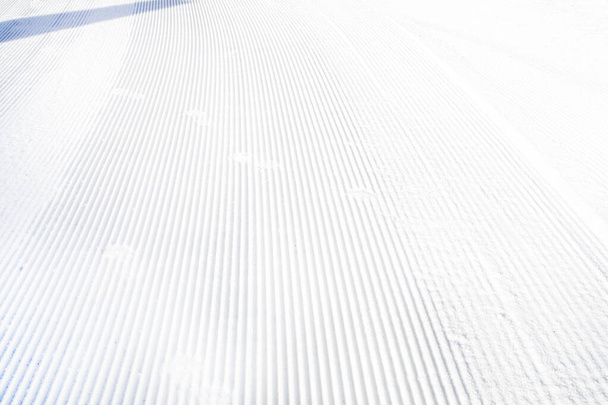 detailní záběr ranního lyžování a snowboardového svahu. Volný čas - Fotografie, Obrázek