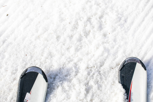 кататься на лыжах рано утром и сноуборде со следами сапог. Досуг - Фото, изображение