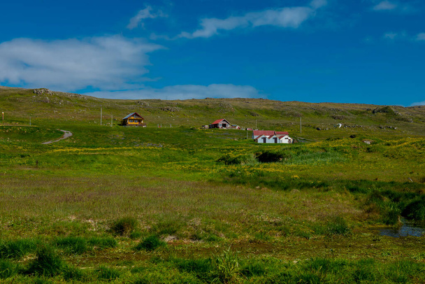 Faerské ostrovy, malé domky na louce - Fotografie, Obrázek