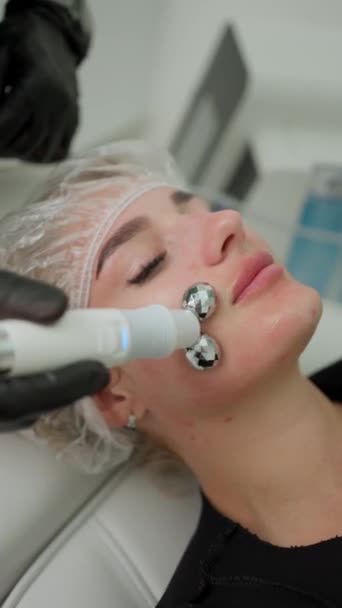 Zrelaksowany klient poddaje się najnowocześniejszemu leczeniu twarzy, podkreślając synergię między zindywidualizowaną opieką a zaawansowaniem technologicznym w pielęgnacji skóry.. - Materiał filmowy, wideo