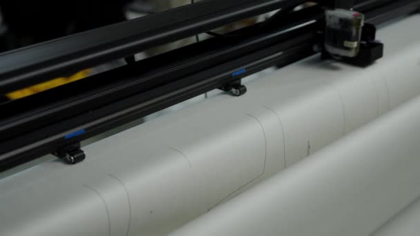Tworzenie wzorów drukarek na dużych zwojach papieru. Drukarka precyzyjnie tnie szablony na papierze. - Materiał filmowy, wideo