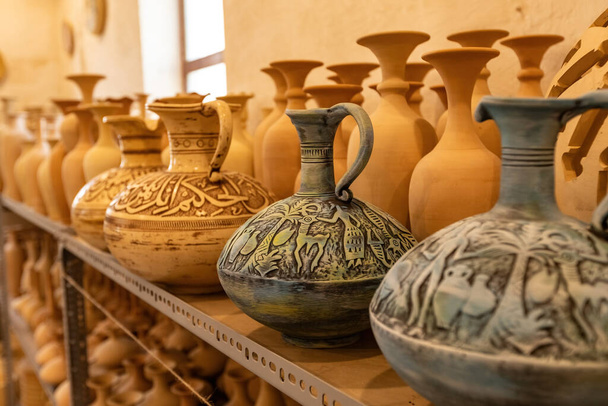 Diverse aardewerk producten in de pottenbakkerij in Manama Bahrein - Foto, afbeelding