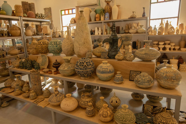 Różnorodność wyrobów garncarskich w garncarni w Manama Bahrajn - Zdjęcie, obraz