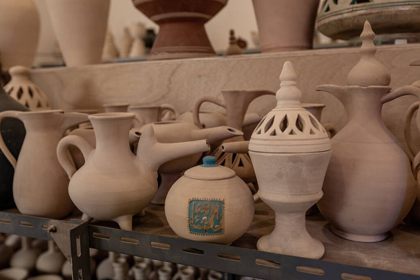 Erilaisia keramiikkatuotteita keramiikkakaupassa Manama Bahrainissa - Valokuva, kuva