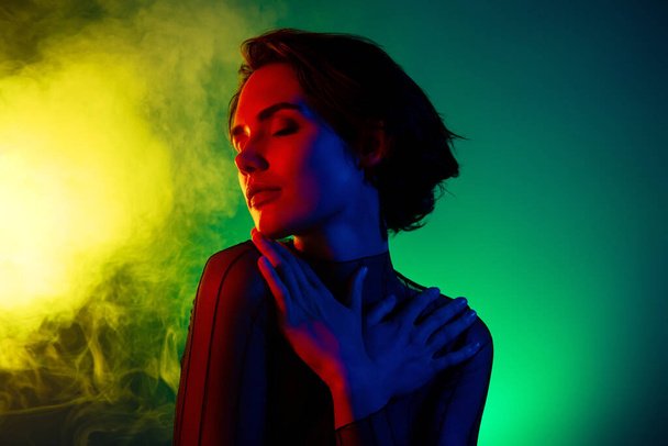 Foto da mulher toque mãos peito sentir desfrutar de olhos fechados isolado colorido névoa fundo. - Foto, Imagem