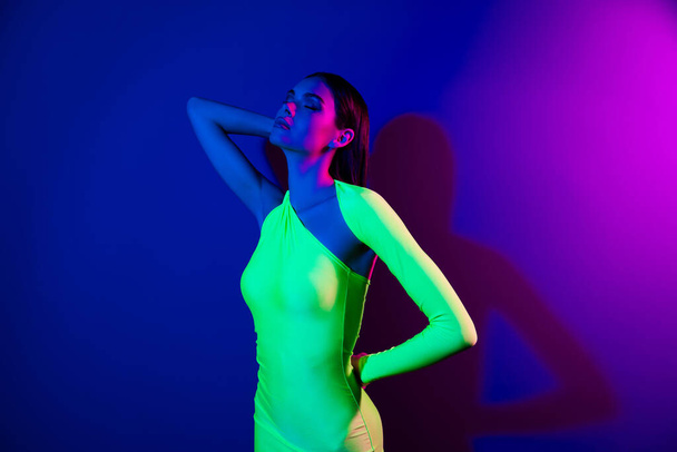Портрет дівчини мирної гарячої моделі ідеальна фігура закритих очей порожній простір ізольований на синьо-рожевому неоновому фоні. - Фото, зображення