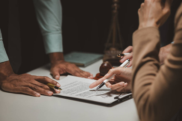 Μια ομάδα δικηγόρων και πελατών συζητούν το συμβόλαιο που θα υπογράψουν μαζί στο μέλλον, συνεργατική ανταλλαγή ιδεών μεταξύ δικηγόρων και πελατών - Φωτογραφία, εικόνα