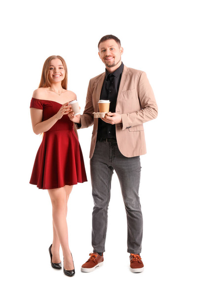 Giovane uomo che dà tazza di caffè a sua moglie su sfondo bianco - Foto, immagini