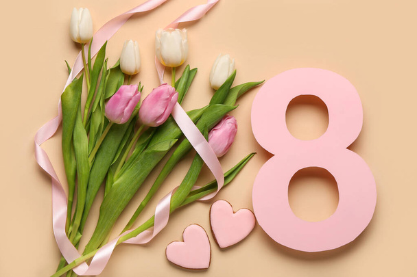 Figura 8 hecha de papel con flores de tulipán y galletas sobre fondo beige. Celebración del Día Internacional de la Mujer - Foto, Imagen