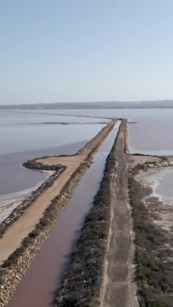 Drone Flying Over Canal de las Salinas On The Salt Lake In Torrevieja, Αλικάντε, Ισπανία. κεραία - Vertical 1080 βίντεο - Πλάνα, βίντεο