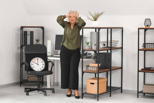 Starší podnikatelka zažívá menopauzu v úřadu - Fotografie, Obrázek