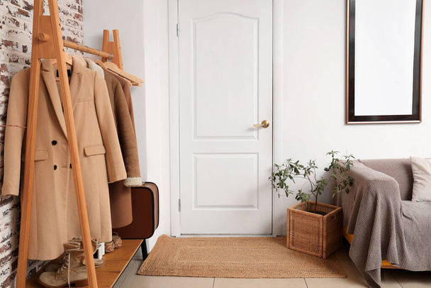 Εσωτερικό χώρου με λευκή πόρτα και σχάρα ρούχων - Φωτογραφία, εικόνα