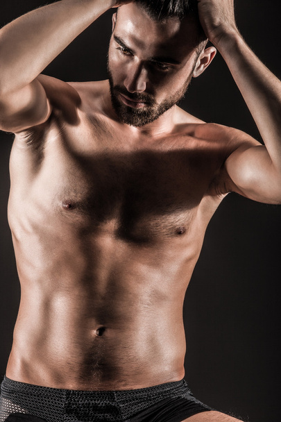 Ο μυώδης νεαρός σέξι γυμνός χαριτωμένος άντρας - Φωτογραφία, εικόνα