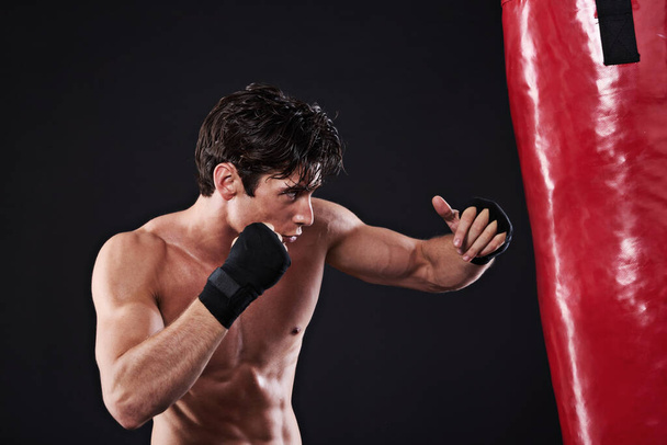 Ο άνθρωπος, punching τσάντα και καρδιο με fitness, εκπαίδευση και μαχητής με γάντια και ευεξία με αντοχή. Μπόξερ, ισορροπία και αθλητής με άσκηση και προπόνηση με τον αθλητισμό, υγιή τύπο και την πρόοδο. - Φωτογραφία, εικόνα