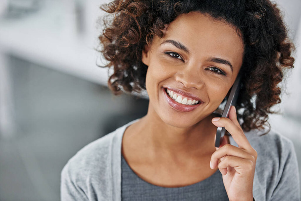 Afrikaans, zakenvrouw en glimlach met mobiel voor telefoongesprek in portret voor sociale media, communicatie en feedback met kantoor. Happy, meisje en telefoontje voor zakelijke connectiviteit en netwerken. - Foto, afbeelding