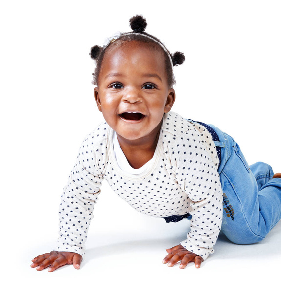 Портрет, дитина або дівчинка, щоб посміхатися, повзати або розвиток дитини на студії маскується на білому тлі. Жіночий малюк, руки або коліна, щоб вчитися, здоров'я або баланс за моторикою, мобільністю або віхою. - Фото, зображення