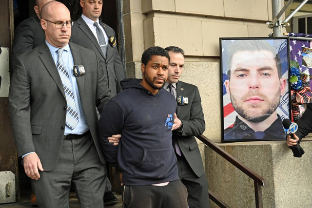 Egy rendőrt lelőttek New Yorkban. 2024. március 27., Far Rockaway, Queens, New York, USA. Jonathan Diller rendőrtiszt, 31 éves, egy queensi közlekedési megállóban halt meg, NYC-ben. Mindkét gyanúsítottat letartóztatták a bűntett miatt. - Fotó, kép