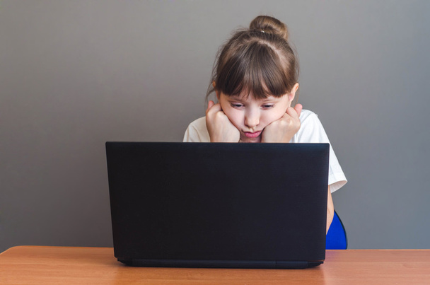 Девушка смотрит на ноутбук
 - Фото, изображение