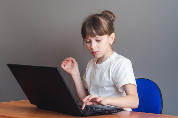 Meisje duwt in laptop - Foto, afbeelding
