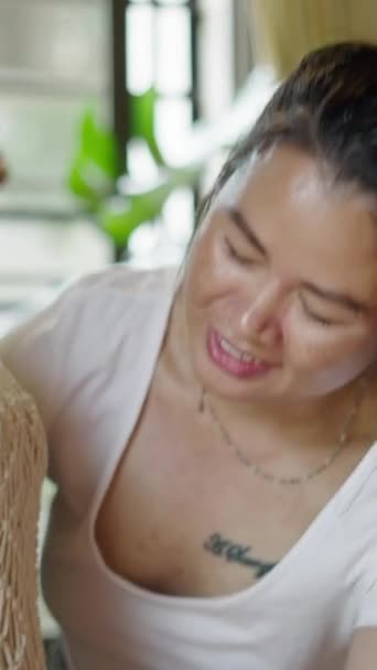 Eine schöne thailändische Schneiderin misst die Taille eines Mädchens - FHD Vertikales Video - Filmmaterial, Video