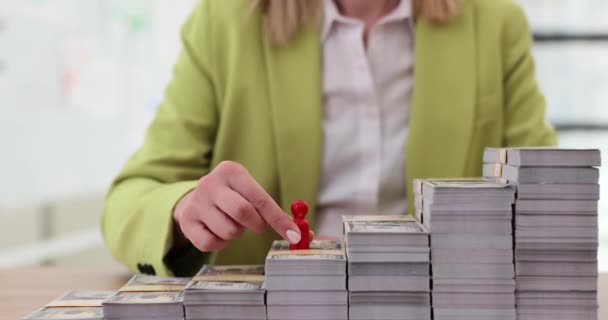 Γυναίκα διευθυντής μετακινεί πιόνι σε σκάλες φτιαγμένες από χρήματα. Σύμβολο της γυναίκας έξυπνη οικονομικούς ελιγμούς και την εξέλιξη της σταδιοδρομίας αργή κίνηση - Πλάνα, βίντεο