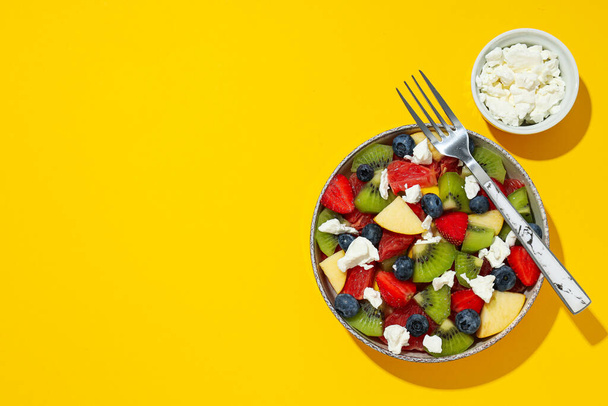 Concept d'alimentation saine et de nutrition saine - salade de fruits - Photo, image
