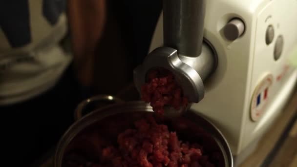 Chef muele carne picada en una picadora de carne eléctrica. Timelapse. Imágenes de alta calidad 4k - Metraje, vídeo